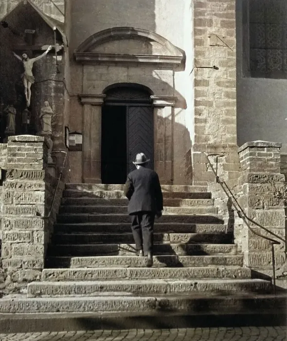 Framed Print : Heimbach. Ein Mann auf der Treppe zur Pfarrkirche St