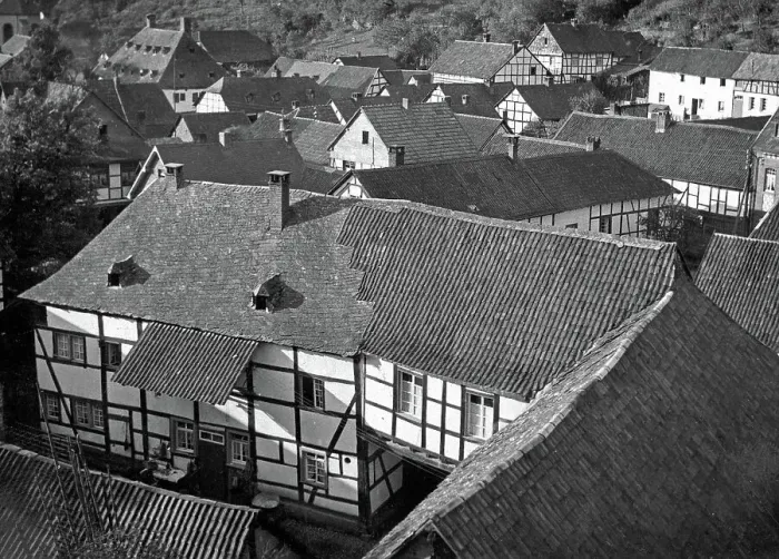 Impresión enmarcada : Heimbach. Casas de fachada en Heimbach en la región del Eifel Impresión enmarcada : Heimbach. Casas de fachada en Heimbach en la región del Eifel