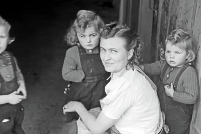 Stampa con cornice : Herford. Ecco un'immagine di una madre con i suoi figli, Herford Germania del 1950 Stampa con cornice : Herford. Ecco un'immagine di una madre con i suoi figli, Herford Germania del 1950