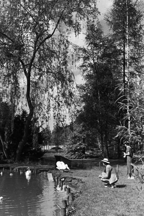 Framed Print : Hirsau. Zwei Damen im Kurpark Hirsau, Schwarzwald, Deutsches Reich 1930er Jahre Framed Print : Hirsau. Zwei Damen im Kurpark Hirsau, Schwarzwald, Deutsches Reich 1930er Jahre