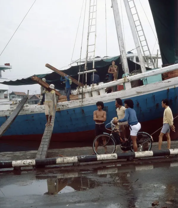 Impression encadrée : Voyage à l'embarcadère de Jakarta sur l'île de Java, en Indonésie, années 1980. Impression encadrée : Voyage à l'embarcadère de Jakarta sur l'île de Java, en Indonésie, années 1980.