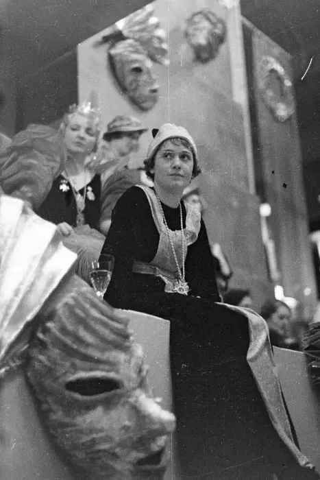 Stampa con cornice : Karneval. Visitori di una festa del Carnevale, Germania 1937 Stampa con cornice : Karneval. Visitori di una festa del Carnevale, Germania 1937