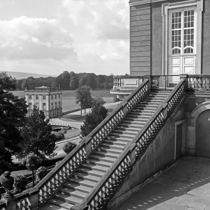Stampa con cornice : Kassel. Cielo sul bagno di marmo nel parco Karlsaue accanto all'Orangeria a Kassel Stampa con cornice : Kassel. Cielo sul bagno di marmo nel parco Karlsaue accanto all'Orangeria a Kassel