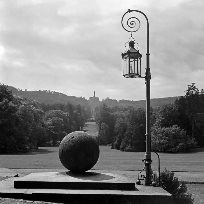Impression encadrée : Kassel. Vue du portail du château de Wilhelmshöhe sur le parc à Kassel Impression encadrée : Kassel. Vue du portail du château de Wilhelmshöhe sur le parc à Kassel