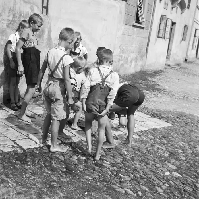 Gerahmter Druck : Kinder spielten am Ort einer Straße im Dorf Österreich, Deutschland die dreißiger Jahre