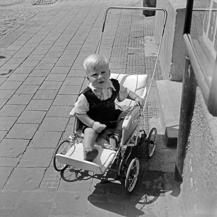 Framed Print : Kinder. Ein kleiner Junge in seinem Kinderwagen, Deutschland 1930er Jahre Framed Print : Kinder. Ein kleiner Junge in seinem Kinderwagen, Deutschland 1930er Jahre