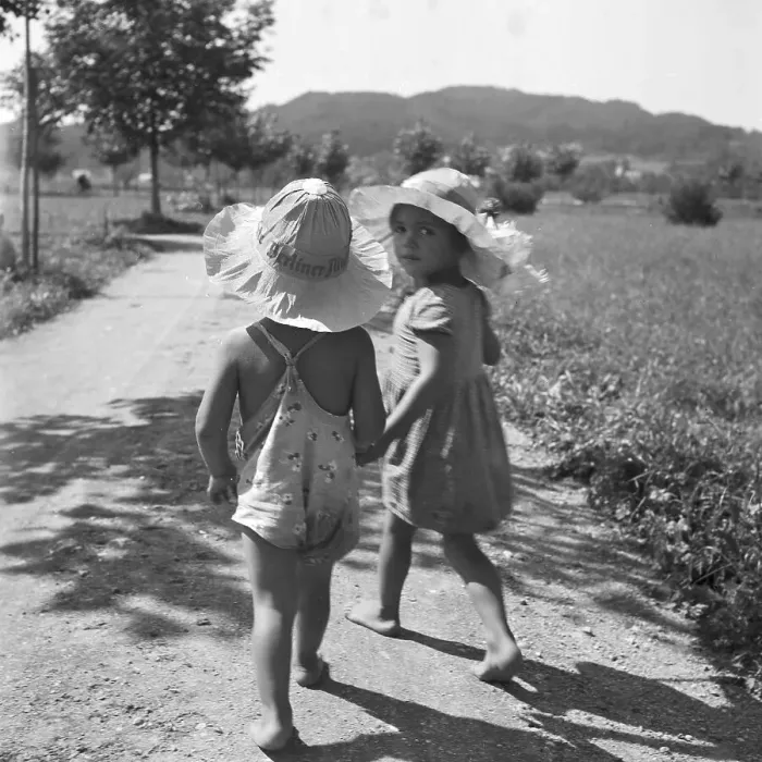 Stampa con cornice : Kinder. Due piccoli bambini durante un passeggio al sole nella Germania degli anni '30