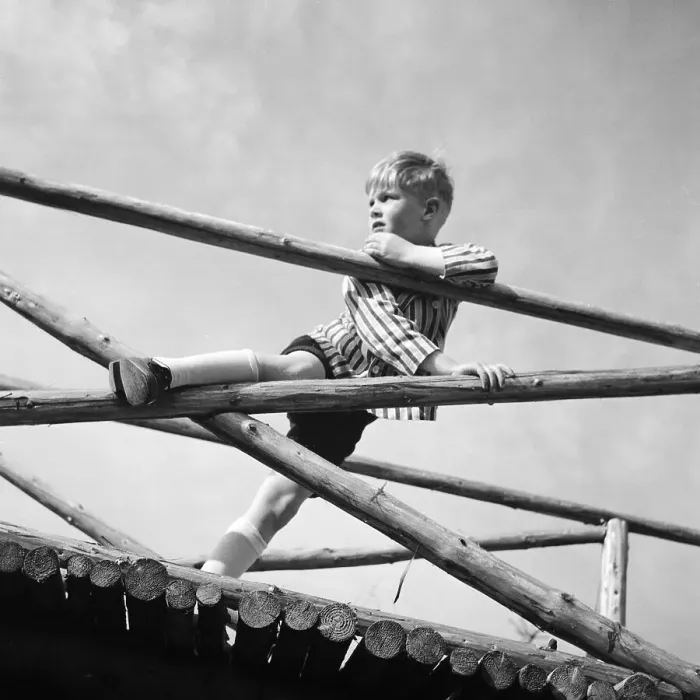 Stampa con cornice : Kinder. Un ragazzo gioca e si arrampica su un telaio in legno, Germania anni '30 Stampa con cornice : Kinder. Un ragazzo gioca e si arrampica su un telaio in legno, Germania anni '30