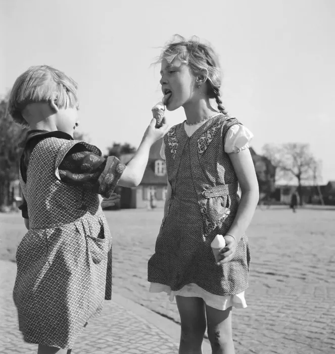 Framed Print : Kinder haben sich zur Sommerzeit ein Eis gekauft, Deutschland 1930er Jahre Framed Print : Kinder haben sich zur Sommerzeit ein Eis gekauft, Deutschland 1930er Jahre