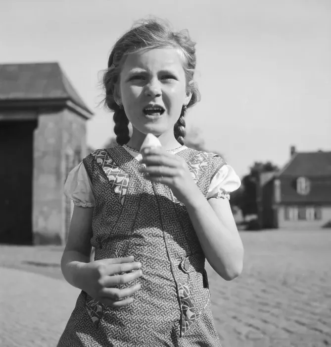 Impression encadrée : Kinder. Enfants ont acheté un glace pendant l'été dans les années 1930 en Allemagne