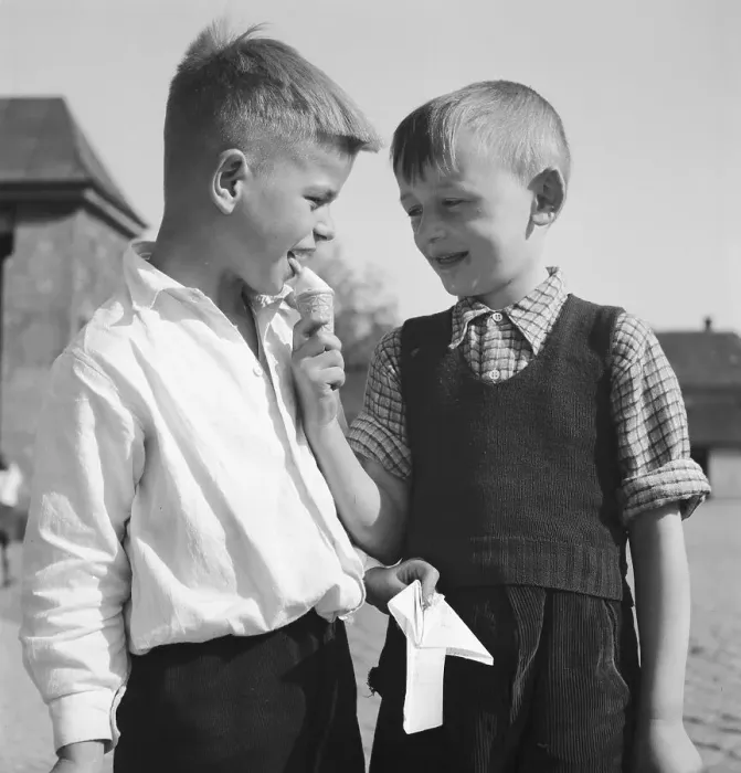 Stampa con cornice : Kinder. Bambini si sono comprati un gelato durante l'estate nel periodo
