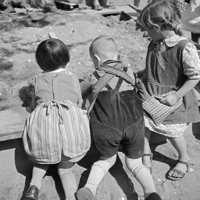 Impresión enmarcada : Kinder. Niños en un garaje de juguete, Alemania década de 1930