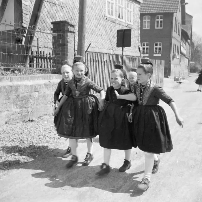 Gerahmter Druck : Kinder. Five girls in traditional attire from the Schwalm-Eder region