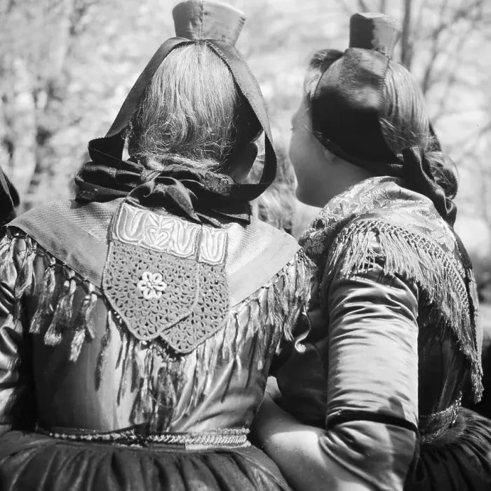 Impresión enmarcada : Kinder. Tres chicas en el vestuario del círculo de Schwalm-Eder Impresión enmarcada : Kinder. Tres chicas en el vestuario del círculo de Schwalm-Eder