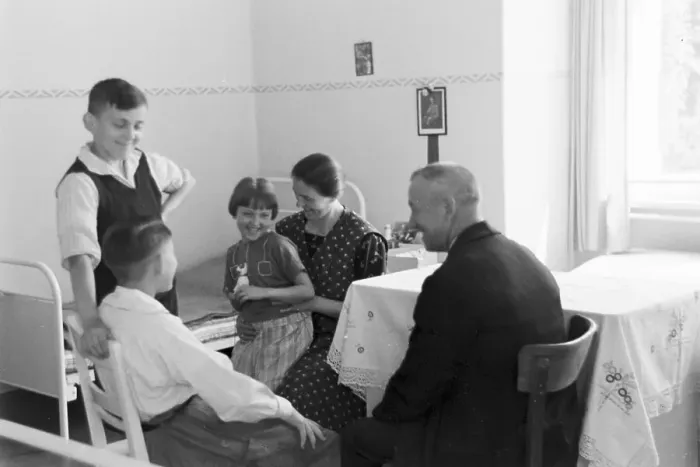 Stampa con cornice : Kinder. Scenes della fanciullezza nel Terzo Reich tedesco degli anni '30 Stampa con cornice : Kinder. Scenes della fanciullezza nel Terzo Reich tedesco degli anni '30