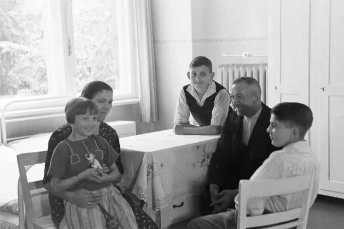 Stampa con cornice : Kinder. Scenes dalla fanciullezza nel Terzo Reich tedesco degli anni '30 Stampa con cornice : Kinder. Scenes dalla fanciullezza nel Terzo Reich tedesco degli anni '30