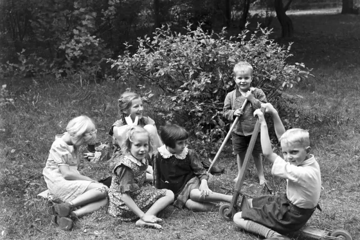 Stampa con cornice : Kinder. Scenes della fanciullezza nel Terzo Reich tedesco degli anni '30 Stampa con cornice : Kinder. Scenes della fanciullezza nel Terzo Reich tedesco degli anni '30