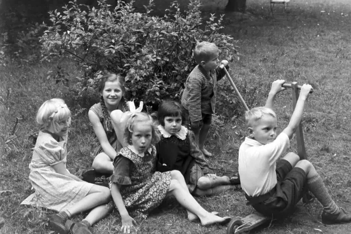 Stampa con cornice : Kinder. Scenes della fanciullezza nel Terzo Reich tedesco degli anni '30 Stampa con cornice : Kinder. Scenes della fanciullezza nel Terzo Reich tedesco degli anni '30