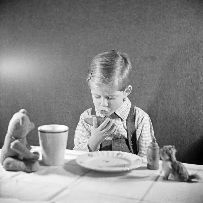 Framed Print : Kinder. Ein kleiner Junge isst ein Schmalzbrot, Deutschland 1940er Jahre Framed Print : Kinder. Ein kleiner Junge isst ein Schmalzbrot, Deutschland 1940er Jahre