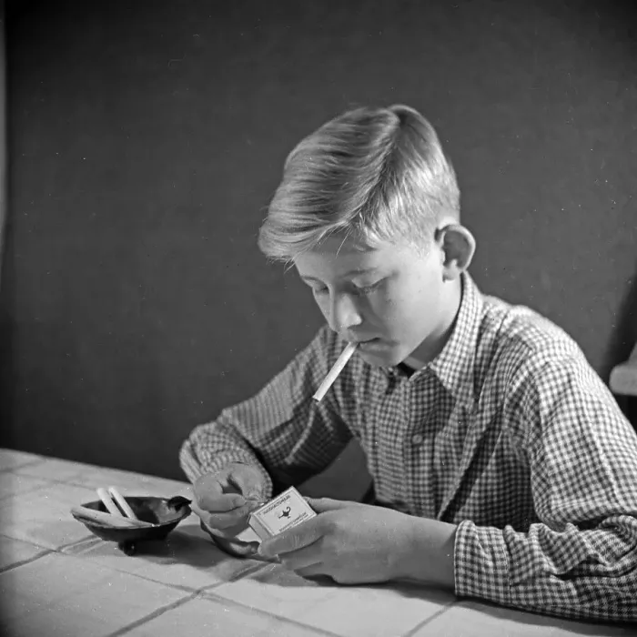 Impression encadrée : Kinder. Série : Un jeune garçon curieux essaie sa première cigarette