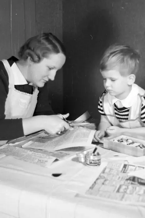 Gerahmter Druck : Kinder. Mutter und Kind beim Basteln, Deutschland der 1930er Jahre Gerahmter Druck : Kinder. Mutter und Kind beim Basteln, Deutschland der 1930er Jahre