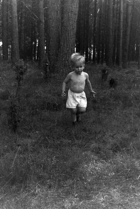 Framed Print : Kinder. Kleiner Junge beim Camping, Deutschland 1930er Jahre