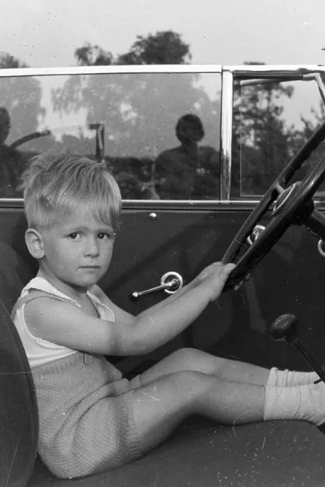 Stampa con cornice : Kinder. Un piccolo ragazzo al volante di un'auto, Germania anni '30 Stampa con cornice : Kinder. Un piccolo ragazzo al volante di un'auto, Germania anni '30