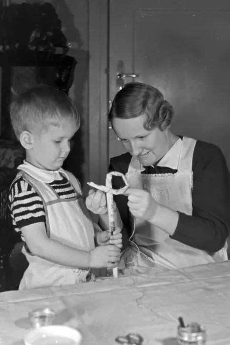 Gerahmter Druck : Kinder. Mutter und Kind bei der Bastelarbeit im Jahrzehnt vor dem Zweiten Gerahmter Druck : Kinder. Mutter und Kind bei der Bastelarbeit im Jahrzehnt vor dem Zweiten
