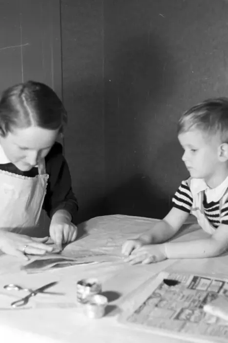 Impresión enmarcada : Kinder. Mutter y niño haciendo manualidades en Alemania durante los años treinta