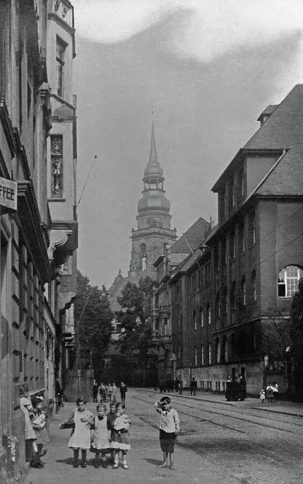 Framed Print : Köln. Kinder auf der Straße in der Südstadt von Köln Framed Print : Köln. Kinder auf der Straße in der Südstadt von Köln