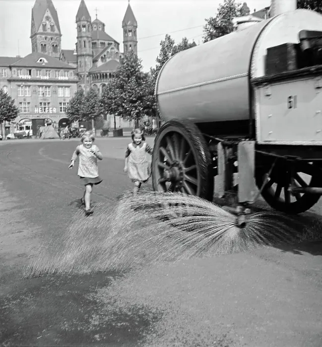 Framed Print : Köln. Kinder laufen dem Stadtreinigungswagen hinterher Framed Print : Köln. Kinder laufen dem Stadtreinigungswagen hinterher