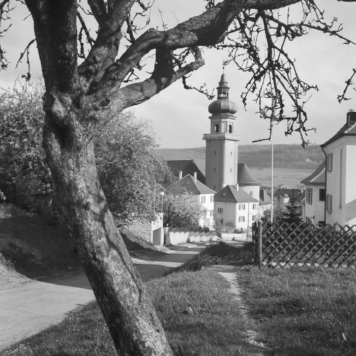 Gerahmter Druck : Kirche mit Zwiebelturm im kleinen Dorf, Deutschland der 1930er Jahre Gerahmter Druck : Kirche mit Zwiebelturm im kleinen Dorf, Deutschland der 1930er Jahre
