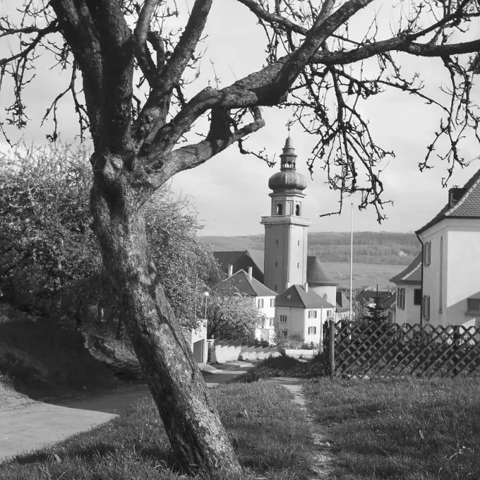 Impresión enmarcada : Kirche. Iglesia con torre de zambal en un pequeño pueblo, Alemania décadas de 1930