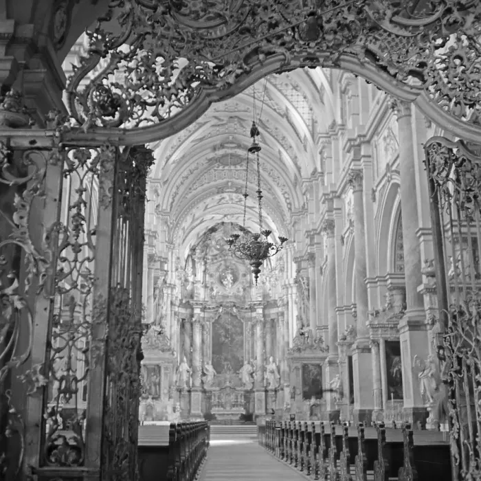 Stampa con cornice : Kirche. All'interno di una chiesa nel cuore del Bosco Nero, Germania negli anni '30 Stampa con cornice : Kirche. All'interno di una chiesa nel cuore del Bosco Nero, Germania negli anni '30