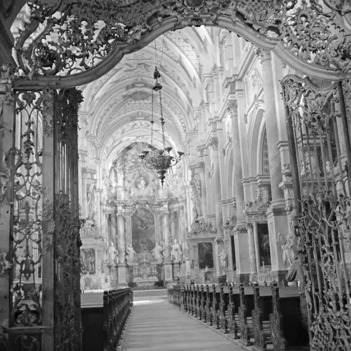 Gerahmter Druck : Kirche. Innen einer Kirche im Schwarzwaldgebiet, Deutschland der 1930er Jahre Gerahmter Druck : Kirche. Innen einer Kirche im Schwarzwaldgebiet, Deutschland der 1930er Jahre