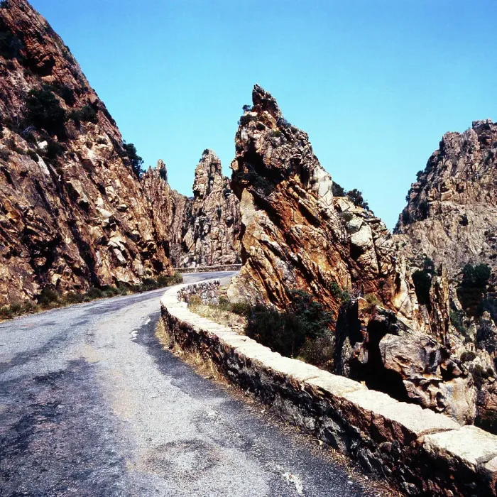 Gerahmter Druck : Korsika. Straßenverkehrskorridor Col de Vergio durch die Spelunca Schlucht