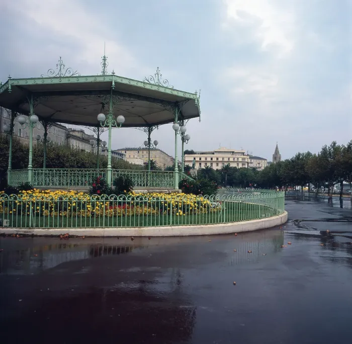 Framed Print : Korsika. Der Pavillon am Place Saint-Nicolas in Bastia, Korsika 1980er Jahre Framed Print : Korsika. Der Pavillon am Place Saint-Nicolas in Bastia, Korsika 1980er Jahre