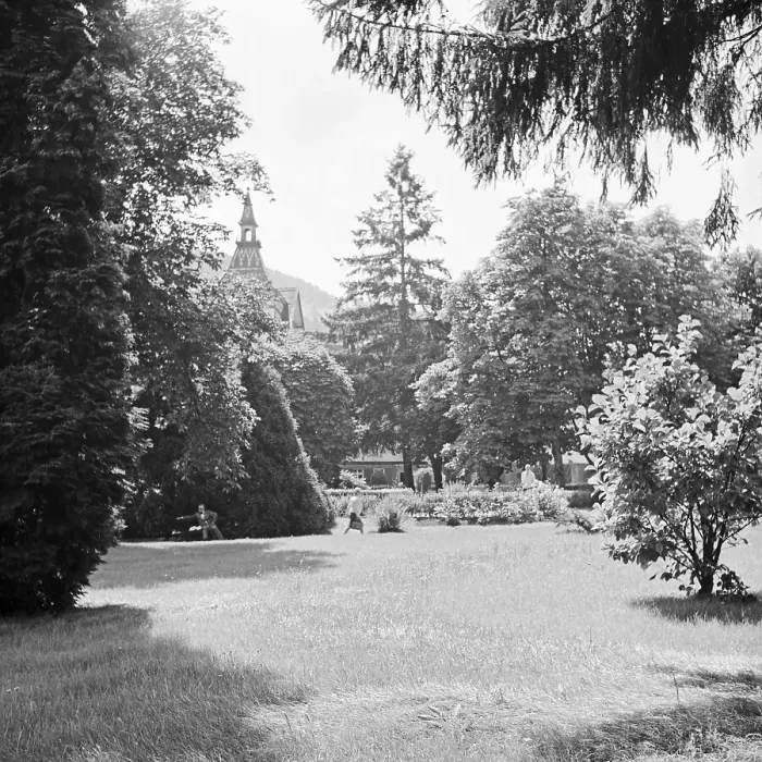 Stampa con cornice : Kurort. Gli ospiti del bagno nel giardino termale di un balneario tedesco degli anni '30 Stampa con cornice : Kurort. Gli ospiti del bagno nel giardino termale di un balneario tedesco degli anni '30