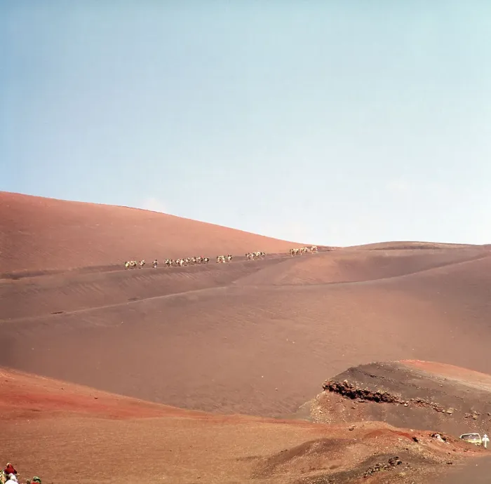 Gerahmter Druck : Lanzarote. 'In den Lavafeldern von Montanas del Fuego in der Feuerbergenregion Gerahmter Druck : Lanzarote. 'In den Lavafeldern von Montanas del Fuego in der Feuerbergenregion