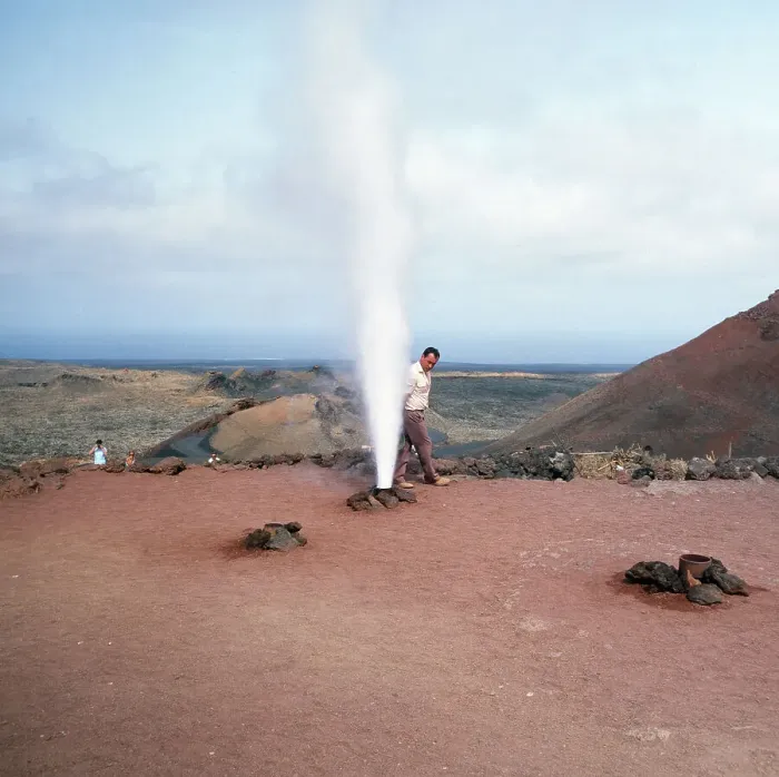 Impresión enmarcada : Lanzarote. 'Fuentes de agua caliente en las montañas del Fuego y los volcánes Impresión enmarcada : Lanzarote. 'Fuentes de agua caliente en las montañas del Fuego y los volcánes