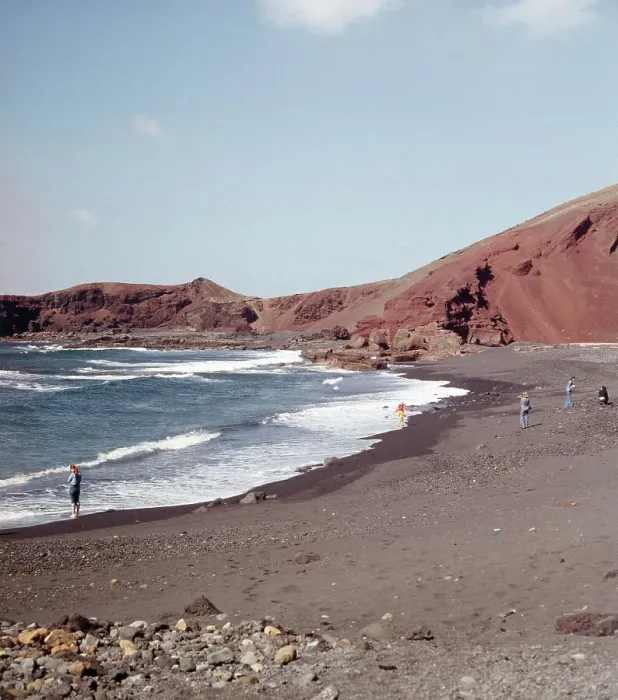 Framed Print : Lanzarote. Am El Golfo, einem halb im Meer versunkenen Krater mit Lagune Framed Print : Lanzarote. Am El Golfo, einem halb im Meer versunkenen Krater mit Lagune