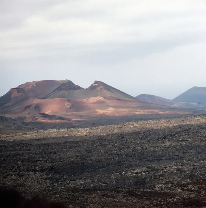 Stampa con cornice : Le Montanas del Fuego, vulcani sull'isola canaria di Lanzarote, Spagna 1980 Stampa con cornice : Le Montanas del Fuego, vulcani sull'isola canaria di Lanzarote, Spagna 1980