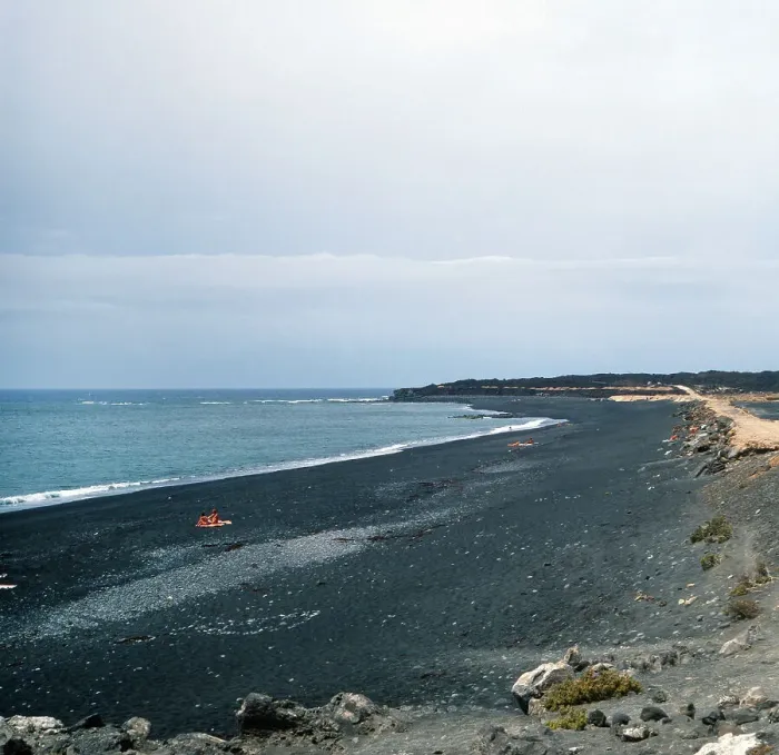 Stampa con cornice : Lanzarote. Visite al mare nero sulla spiaggia di Punta de Tierra Negra Stampa con cornice : Lanzarote. Visite al mare nero sulla spiaggia di Punta de Tierra Negra