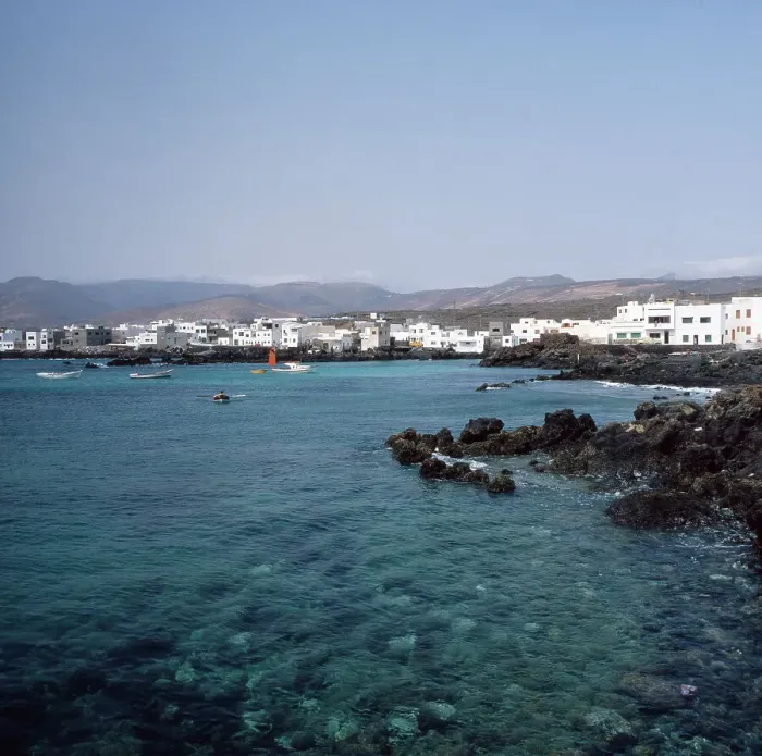 Stampa con cornice : Lanzarote. Vista su Punta Mujères sulla Canaria di Lanzarote, Spagna anni '80