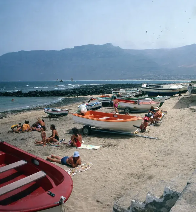 Stampa con cornice : Lanzarote. Fermate da pesca nel porto del villaggio di pescatori La Caleta Stampa con cornice : Lanzarote. Fermate da pesca nel porto del villaggio di pescatori La Caleta