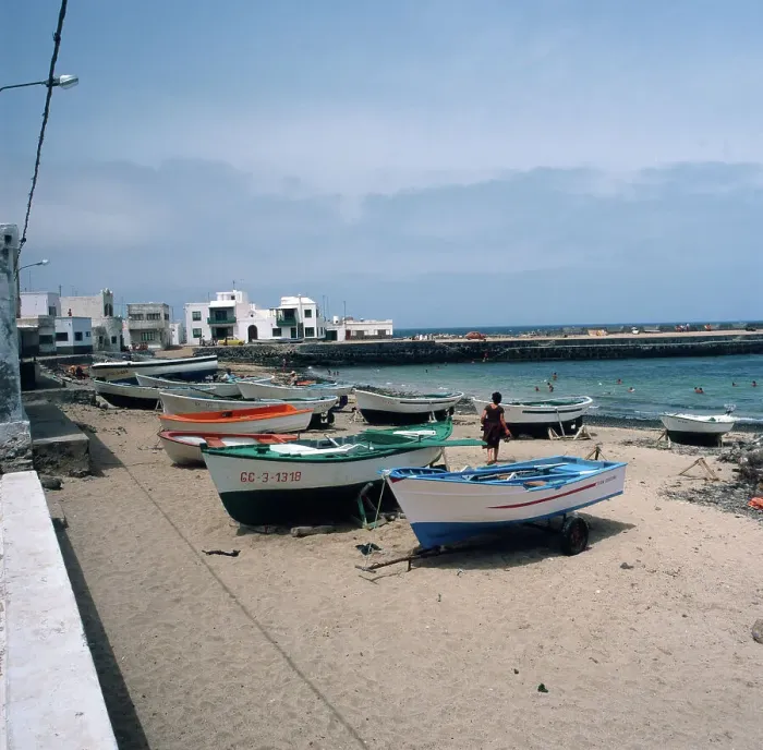 Framed Print : Lanzarote. Fischerboote im Hafen vom Fischerdorf La Caleta auf der Kanarischen Framed Print : Lanzarote. Fischerboote im Hafen vom Fischerdorf La Caleta auf der Kanarischen
