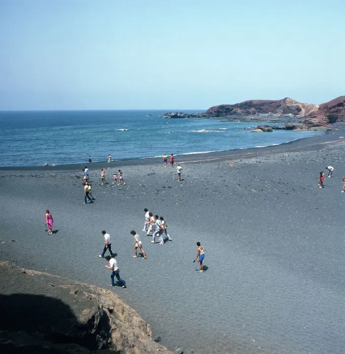 Gerahmter Druck : Lanzarote. Am El Golfo, einem halb im Meer versunkenen Krater mit Lagune Gerahmter Druck : Lanzarote. Am El Golfo, einem halb im Meer versunkenen Krater mit Lagune
