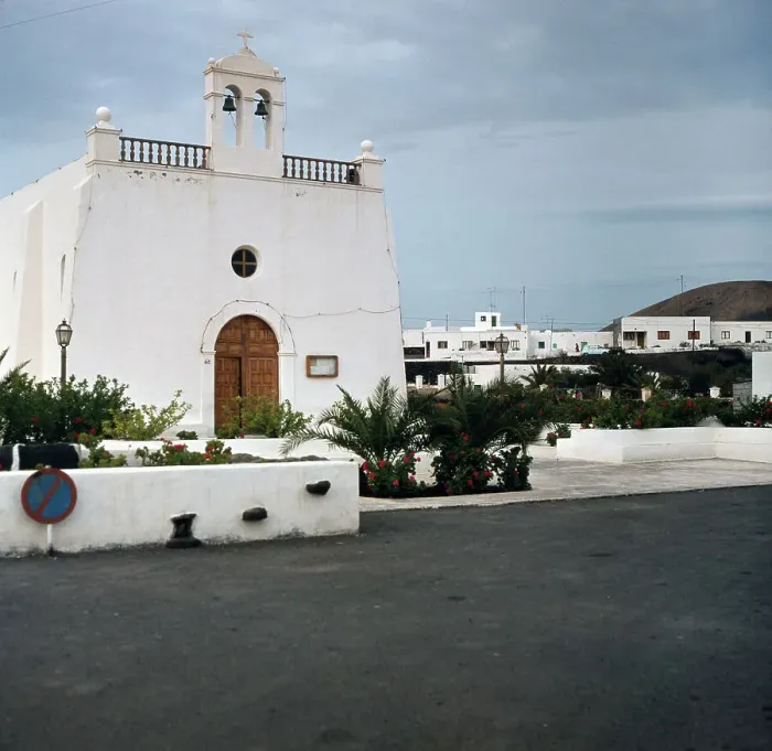 Stampa con cornice : Lanzarote. La chiesa rurale di Uga sull'isola canaria di Lanzarote, Spagna anni '80 Stampa con cornice : Lanzarote. La chiesa rurale di Uga sull'isola canaria di Lanzarote, Spagna anni '80