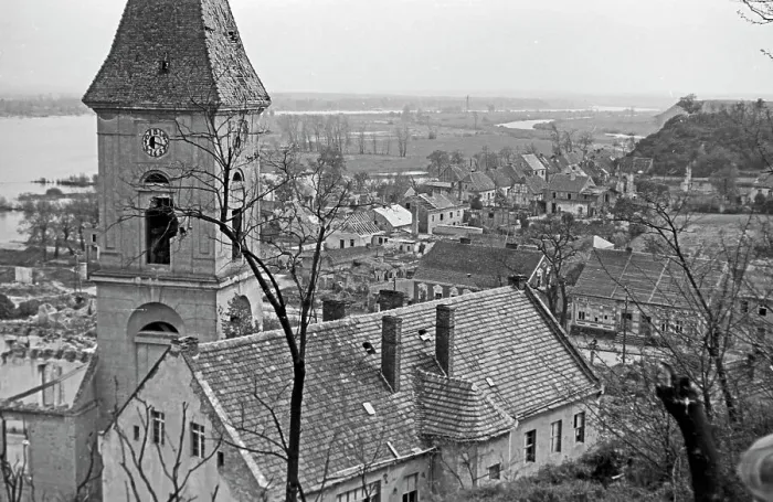Stampa con cornice : Gli abitanti della Lebus sul fiume Odra' o più semplicemente 'La città di Lebus sulla riva dell'Odra Stampa con cornice : Gli abitanti della Lebus sul fiume Odra' o più semplicemente 'La città di Lebus sulla riva dell'Odra