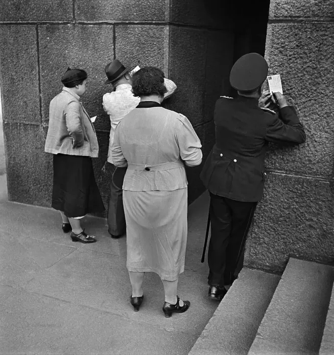 Impression encadrée : Leipzig. Les touristes et les visiteurs écrivent des cartes de voyage au Impression encadrée : Leipzig. Les touristes et les visiteurs écrivent des cartes de voyage au